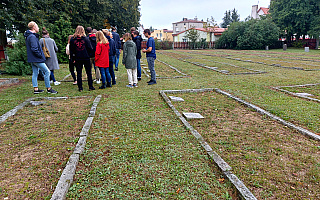 Porządkują cmentarz żydowski w Olsztynie. Potem zwiedzą Dom Mendelsohna